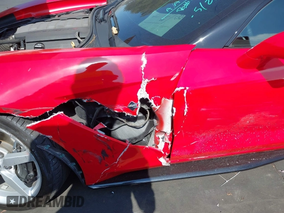 2015 Chevrolet Corvette 1LT z VIN 1G1YA2D77F5122992, wystawiony jako IAAI lot #42386670 z przebiegiem 59 722 mil mil oraz . Historia ofert i sprzedaży dostępna na DreamBid. Obrazek 18.