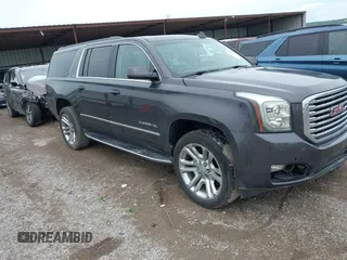 2017 GMC Yukon XL SLT z VIN 1GKS1GKC0HR382497, wystawiony jako IAAI lot #42175317 z przebiegiem 225 059 mil mil oraz . Historia ofert i sprzedaży dostępna na DreamBid. Obrazek 1.