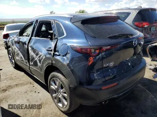2022 Mazda CX-30 S Select z VIN 3MVDMBBL4NM441240, wystawiony jako Copart lot #64827023 z przebiegiem 5 623 mil mil oraz Czysty tytuł • Clean title. Historia ofert i sprzedaży dostępna na DreamBid. Obrazek 2.
