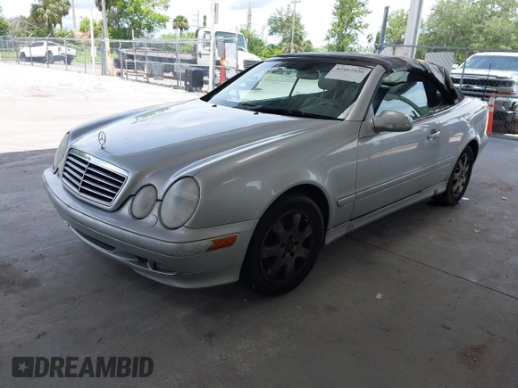 2001 Mercedes-Benz CLK 320/430 z VIN WDBLK65G51T083813, wystawiony jako IAAI lot #42412526 z przebiegiem 94 210 mil mil oraz . Historia ofert i sprzedaży dostępna na DreamBid. Obrazek 2.