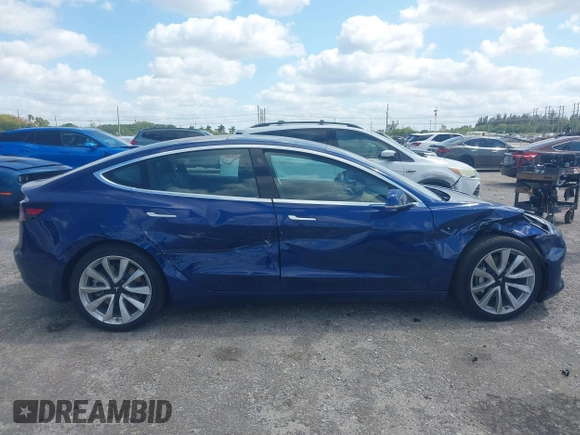 2020 Tesla Model 3 Standard Range Plus z VIN 5YJ3E1EA6LF785622, wystawiony jako IAAI lot #42080180 z przebiegiem 34 133 mil mil oraz . Historia ofert i sprzedaży dostępna na DreamBid. Obrazek 13.