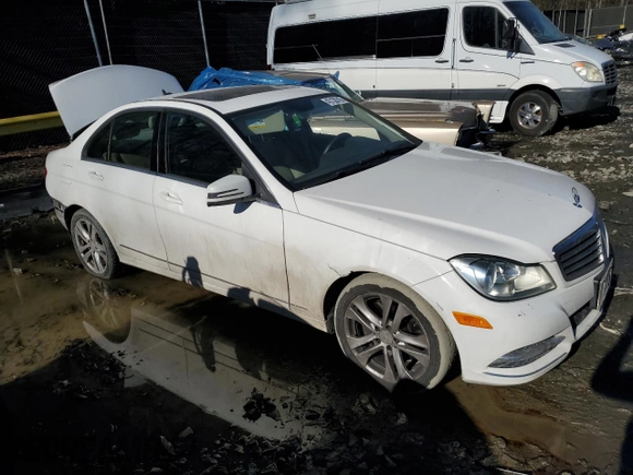 2013 Mercedes-Benz C 300 Sport с VIN WDDGF8AB0DR289190, выставлен на аукционе Copart как лот 43130315 с пробегом 167 032 миль миль и Списание • Salvage title. История ставок и продаж доступна на DreamBid. Изображение 4.