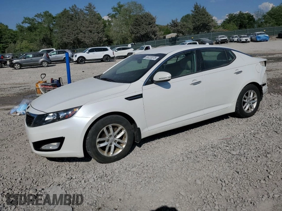 2013 Kia Optima LX z VIN KNAGM4A73D5423831, wystawiony jako Copart lot #55223375 z przebiegiem 180 138 mil mil oraz Tytuł czysty. Historia ofert i sprzedaży dostępna na DreamBid. Obrazek 1.