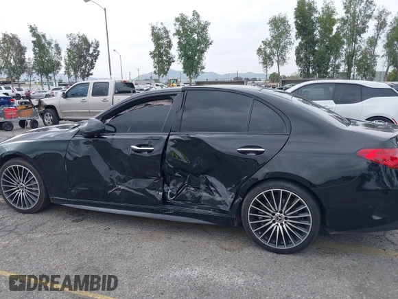 2023 Mercedes-Benz C 300 z VIN W1KAF4GB8PR136695, wystawiony jako IAAI lot #42115857 z przebiegiem 87 685 mil mil oraz . Historia ofert i sprzedaży dostępna na DreamBid. Obrazek 6.