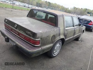 1992 Dodge Dynasty LE z VIN 1B3XC56R0ND750136, wystawiony jako IAAI lot #41955511 z przebiegiem 144 248 mil mil oraz . Historia ofert i sprzedaży dostępna na DreamBid. Obrazek 4.