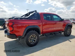 2024 Chevrolet Colorado 4WD ZR2 z VIN 1GCPTFEK5R1275826, wystawiony jako Copart lot #58793545 z przebiegiem 6 359 mil mil oraz Szkoda całkowita • Salvage title. Historia ofert i sprzedaży dostępna na DreamBid. Obrazek 3.
