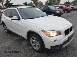 2014 BMW X1 sDrive28i z VIN WBAVM1C57EVW55531, wystawiony jako IAAI lot #42398077 z przebiegiem 72 214 mil mil oraz . Historia ofert i sprzedaży dostępna na DreamBid. Obrazek 1.