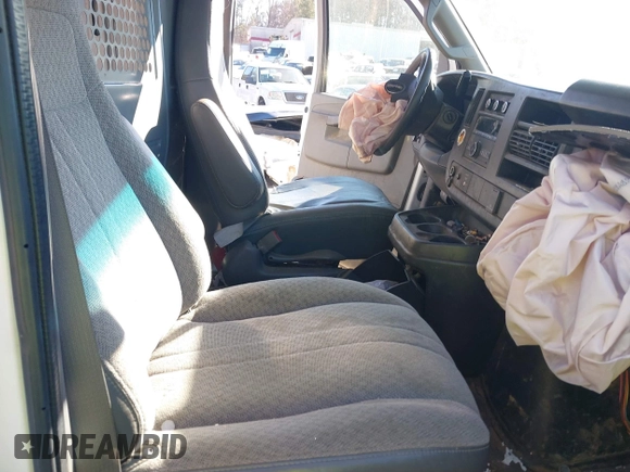 2017 GMC Savana Cargo z VIN 1GTW7AFF3H1911212, wystawiony jako IAAI lot #41153971 z przebiegiem 111 586 mil mil oraz . Historia ofert i sprzedaży dostępna na DreamBid. Obrazek 5.