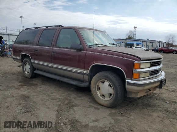 1999 Chevrolet Suburban z VIN 1GNFK16R2XJ328550, wystawiony jako Copart lot #53179525 z przebiegiem 170 914 mil mil oraz Czysty tytuł • Clean title. Historia ofert i sprzedaży dostępna na DreamBid. Obrazek 4.