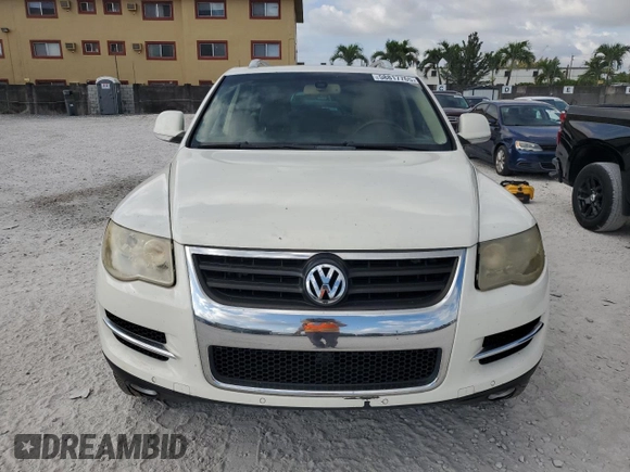 2008 Volkswagen Touareg V6 z VIN WVGBE77L78D052289, wystawiony jako Copart lot #58817765 z przebiegiem 139 818 mil mil oraz Tytuł czysty. Historia ofert i sprzedaży dostępna na DreamBid. Obrazek 5.