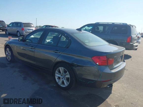 2013 BMW 3 Series 328i xDrive z VIN WBA3B5C52DF138926, wystawiony jako IAAI lot #42256316 z przebiegiem 158 240 mil mil oraz . Historia ofert i sprzedaży dostępna na DreamBid. Obrazek 3.