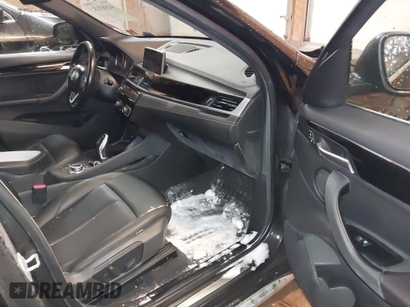 2020 BMW X1 xDrive28i z VIN WBXJG9C07L5P71792, wystawiony jako IAAI lot #41583132 z przebiegiem 150 095 mil mil oraz . Historia ofert i sprzedaży dostępna na DreamBid. Obrazek 5.