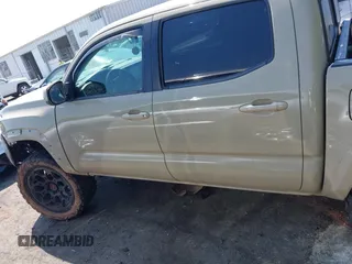 2017 Toyota Tacoma SR5 z VIN 3TMAZ5CN1HM026355, wystawiony jako IAAI lot #42060428 z przebiegiem 165 096 mil mil oraz . Historia ofert i sprzedaży dostępna na DreamBid. Obrazek 14.