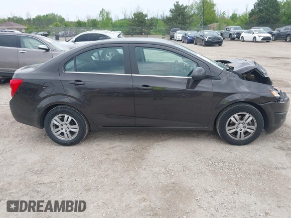 2015 Chevrolet Sonic LT z VIN 1G1JC5SH5F4158047, wystawiony jako IAAI lot #42387058 z przebiegiem 106 997 mil mil oraz . Historia ofert i sprzedaży dostępna na DreamBid. Obrazek 14.