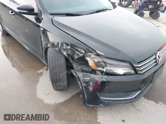 2014 Volkswagen Passat Wolfsburg Edition z VIN 1VWAT7A30EC028218, wystawiony jako IAAI lot #41711943 z przebiegiem 131 041 mil mil oraz . Historia ofert i sprzedaży dostępna na DreamBid. Obrazek 18.