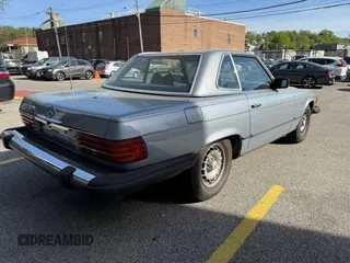 1981 Mercedes-Benz 380 SL z VIN WDBBA45A0BB007602, wystawiony jako IAAI lot #42175344 z przebiegiem 96 861 mil mil oraz . Historia ofert i sprzedaży dostępna na DreamBid. Obrazek 4.