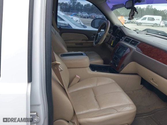 2009 Chevrolet Silverado 1500 LTZ with VIN 3GCEK33MX9G111454, listed as a IAAI auction lot 41148492 with 303,878 mi miles. Bid and sale history available at carsss.com. Image 5.