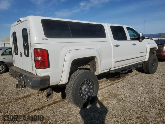 2019 GMC Sierra 2500HD Denali with VIN 1GT12SEY8KF101389, listed as a Copart auction lot 43458535 with 199,041 mi miles and Salvage Title. Bid and sale history available at carsss.com. Image 3.