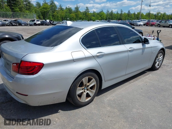 2013 BMW 5 Series 528i xDrive z VIN WBAXH5C50DD109923, wystawiony jako IAAI lot #42328644 z przebiegiem 129 764 mil mil oraz . Historia ofert i sprzedaży dostępna na DreamBid. Obrazek 4.