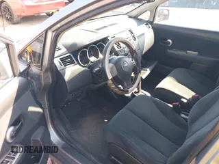 2011 Nissan Versa S z VIN 3N1BC1CP8BL402386, wystawiony jako IAAI lot #42389550 z przebiegiem 159 600 mil mil oraz . Historia ofert i sprzedaży dostępna na DreamBid. Obrazek 12.