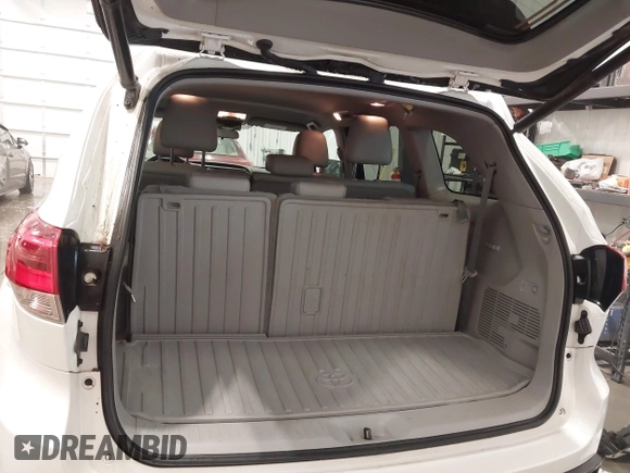 2018 Toyota Highlander LE with VIN 5TDBZRFH9JS821645, listed as a IAAI auction lot 41871971 with 98,426 mi miles and . Bid and sale history available at DreamBid. Image 18.