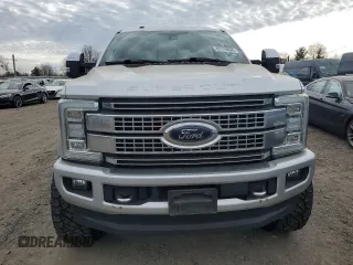2017 Ford F-250 Lariat z VIN 1FT7W2BT9HEB39980, wystawiony jako Copart lot #81118924 z przebiegiem 135 471 mil mil oraz Szkoda całkowita • Salvage title. Historia ofert i sprzedaży dostępna na DreamBid. Obrazek 5.