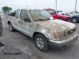 1998 Nissan Frontier XE z VIN 1N6DD26SXWC349603, wystawiony jako IAAI lot #42220949 z przebiegiem Nie podano mil oraz . Historia ofert i sprzedaży dostępna na DreamBid. Obrazek 1.