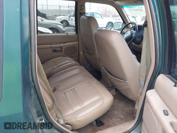 1999 Ford Explorer XLT z VIN 1FMZU32E7XZA43211, wystawiony jako IAAI lot #42162142 z przebiegiem 200 469 mil mil oraz . Historia ofert i sprzedaży dostępna na DreamBid. Obrazek 8.