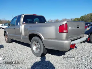 2000 Chevrolet S-10 LS with VIN 1GCCS1953Y8230205, listed as a IAAI auction lot 41291801 with 97,197 mi miles. Bid and sale history available at carsss.com. Image 3.
