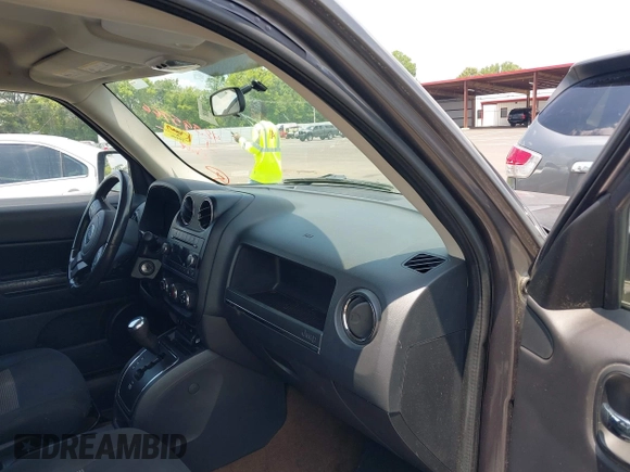 2014 Jeep Patriot High Altitude z VIN 1C4NJPFA9ED763968, wystawiony jako IAAI lot #42604911 z przebiegiem 134 519 mil mil oraz . Historia ofert i sprzedaży dostępna na DreamBid. Obrazek 5.