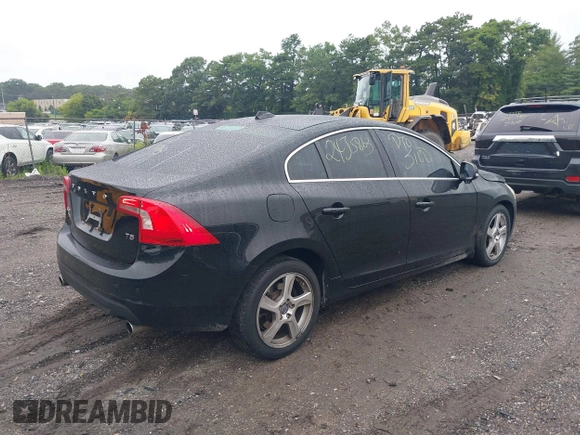 2013 Volvo S60 T5 Premier with VIN YV1612FS5D1223690, listed as a IAAI auction lot 40065547 with 999,999 mi miles. Bid and sale history available at carsss.com. Image 4.