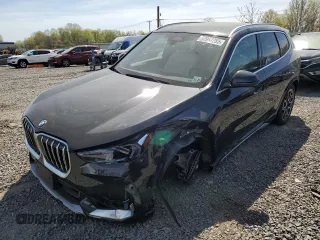 2025 BMW X1 xDrive28i z VIN WBX73EF07S5115682, wystawiony jako Copart lot #53957285 z przebiegiem Nie podano mil oraz Szkoda całkowita • Salvage title. Historia ofert i sprzedaży dostępna na DreamBid. Obrazek 1.