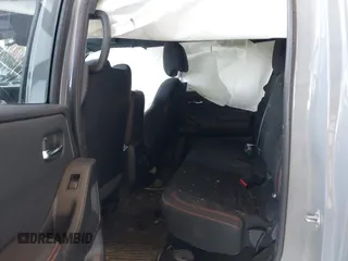 2023 Nissan Frontier SV z VIN 1N6ED1EK0PN673357, wystawiony jako IAAI lot #42420346 z przebiegiem 33 000 mil mil oraz . Historia ofert i sprzedaży dostępna na DreamBid. Obrazek 8.