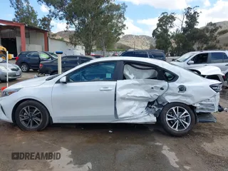 2024 Kia Forte LXS z VIN 3KPF24AD3RE819344, wystawiony jako IAAI lot #42247582 z przebiegiem 5 678 mil mil oraz . Historia ofert i sprzedaży dostępna na DreamBid. Obrazek 15.