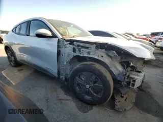 2022 Ford Mustang Mach-E Select z VIN 3FMTK1SS2NMA18639, wystawiony jako Copart lot #83831634 z przebiegiem 8 454 mil mil oraz Szkoda całkowita • Salvage title. Historia ofert i sprzedaży dostępna na DreamBid. Obrazek 4.