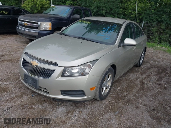 2014 Chevrolet Cruze 1LT z VIN 1G1PC5SB5E7475460, wystawiony jako IAAI lot #42796430 z przebiegiem 173 408 mil mil oraz . Historia ofert i sprzedaży dostępna na DreamBid. Obrazek 2.