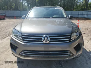 2016 Volkswagen Touareg Sport с VIN WVGEF9BP1GD012594, выставлен на аукционе Copart как лот 52438305 с пробегом 125 204 миль миль и Списание • Salvage title. История ставок и продаж доступна на DreamBid. Изображение 5.