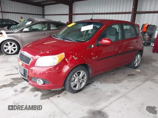 2011 Chevrolet Aveo 2LT z VIN KL1TG6DE1BB133821, wystawiony jako IAAI lot #42238620 z przebiegiem 158 225 mil mil oraz . Historia ofert i sprzedaży dostępna na DreamBid. Obrazek 2.