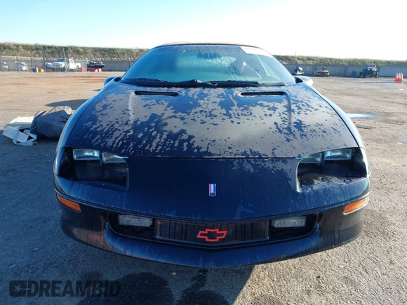 1996 Chevrolet Camaro Z28 z VIN 2G1FP32PXT2166409, wystawiony jako IAAI lot #41264761 z przebiegiem 143 820 mil mil oraz . Historia ofert i sprzedaży dostępna na DreamBid. Obrazek 12.
