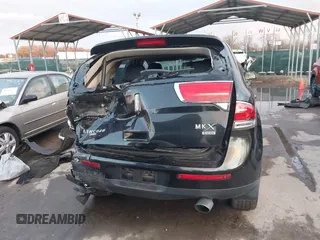 2014 Lincoln MKX z VIN 2LMDJ8JK0EBL19868, wystawiony jako IAAI lot #40960894 z przebiegiem 88 609 mil mil oraz . Historia ofert i sprzedaży dostępna na DreamBid. Obrazek 16.