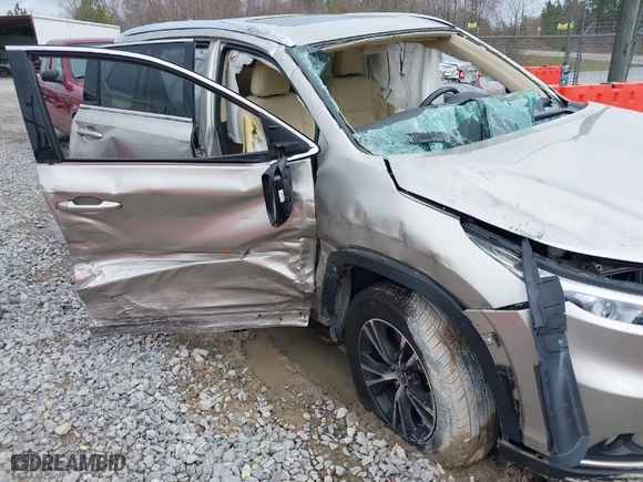 2016 Toyota Highlander XLE with VIN 5TDKKRFH5GS501560, listed as a IAAI auction lot 41510624 with 1 miles. Bid and sale history available at carsss.com. Image 6.