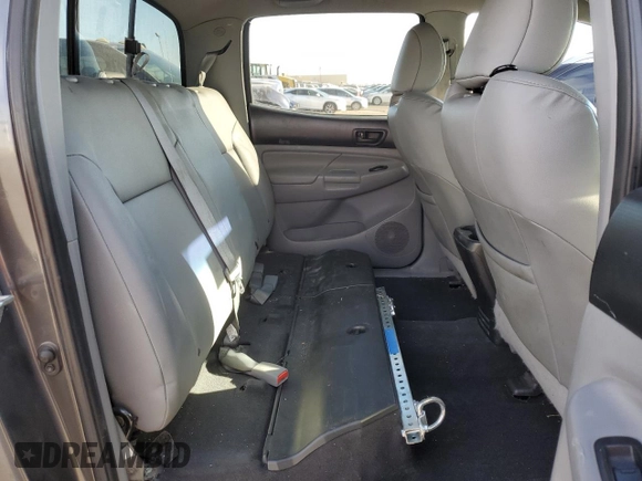 2015 Toyota Tacoma z VIN 3TMLU4EN3FM165978, wystawiony jako Copart lot #49920255 z przebiegiem 134 974 mil mil oraz Szkoda całkowita • Salvage title. Historia ofert i sprzedaży dostępna na DreamBid. Obrazek 10.