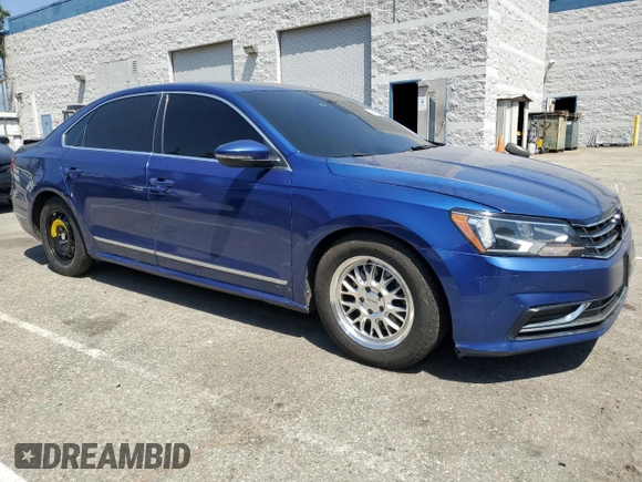 2017 Volkswagen Passat S z VIN 1VWAT7A38HC013566, wystawiony jako Copart lot #52431305 z przebiegiem 111 598 mil mil oraz Szkoda całkowita • Salvage title. Historia ofert i sprzedaży dostępna na DreamBid. Obrazek 4.