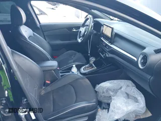 2023 Kia Forte GT-Line z VIN 3KPF54AD8PE539617, wystawiony jako IAAI lot #41890617 z przebiegiem 26 855 mil mil oraz . Historia ofert i sprzedaży dostępna na DreamBid. Obrazek 5.