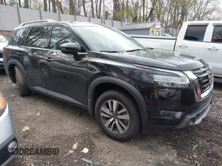 2023 Nissan Pathfinder SL z VIN 5N1DR3CC6PC255433, wystawiony jako IAAI lot #42075441 z przebiegiem 16 409 mil mil oraz . Historia ofert i sprzedaży dostępna na DreamBid. Obrazek 1.