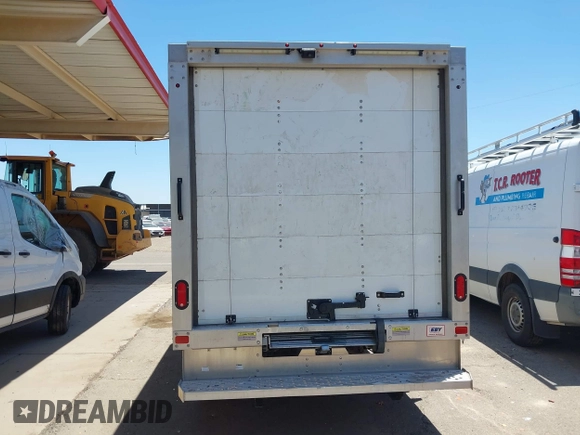 2020 Ford Transit z VIN 1FDBW5Z8XLKA32374, wystawiony jako IAAI lot #42468266 z przebiegiem 80 934 mil mil oraz . Historia ofert i sprzedaży dostępna na DreamBid. Obrazek 16.