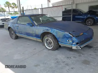 1986 Pontiac Firebird z VIN 1G2FS87S0GL252984, wystawiony jako IAAI lot #42342555 z przebiegiem 553 011 mil mil oraz . Historia ofert i sprzedaży dostępna na DreamBid. Obrazek 1.