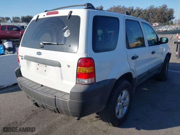 2007 Ford Escape XLT with VIN 1FMCU03187KA65050, listed as a IAAI auction lot 41642057 with 182,599 mi miles. Bid and sale history available at carsss.com. Image 4.