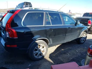 2013 Volvo XC90 Premier Plus z VIN YV4952CY6D1667612, wystawiony jako IAAI lot #40853303 z przebiegiem 104 750 mil mil oraz . Historia ofert i sprzedaży dostępna na DreamBid. Obrazek 4.