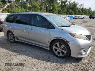 2013 Toyota Sienna SE с VIN 5TDXK3DC2DS383702, выставлен на аукционе Copart как лот 57618165 с пробегом 209 773 миль миль и Списание • Salvage title. История ставок и продаж доступна на DreamBid. Изображение 4.